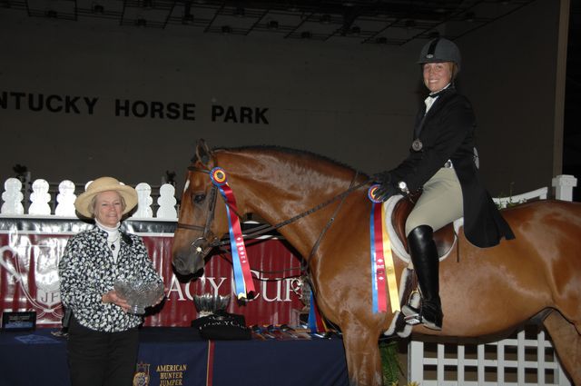 2519-Lavari-TracyScheriff-LegacyCup-NonPro3'6FinalsAwards-5-17-08-DeRosaPhoto