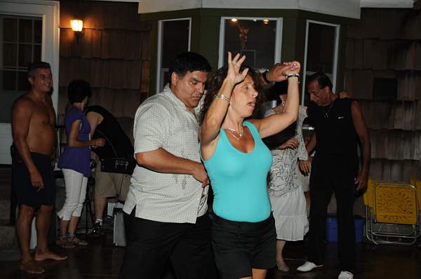 Dancing-8-15-09-Cynthia-MarcoBarbeque-15-DDeRosaPhoto.jpg