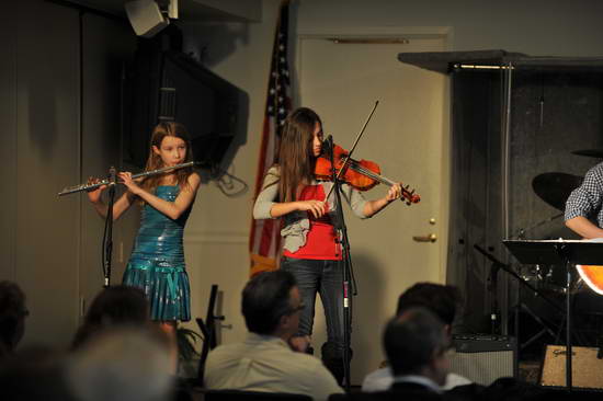 David-12-18-11-SingingGroup-9040-DDeRosaPhoto