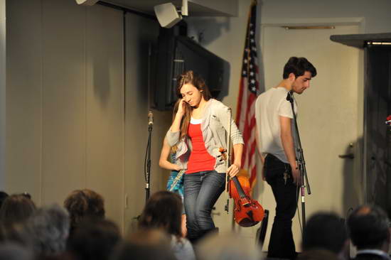 David-12-18-11-SingingGroup-9081-DDeRosaPhoto