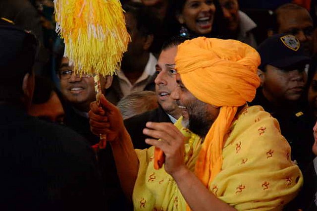 Gurudev-10-4-15-7491-DDeRosaPhoto