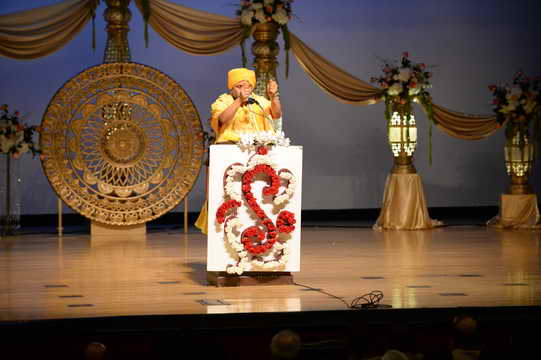 Gurudev-10-4-15-7801-DDeRosaPhoto