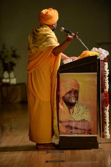 Gurudev-10-4-15-7861-DDeRosaPhoto