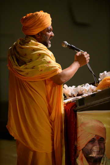 Gurudev-10-4-15-7876-DDeRosaPhoto