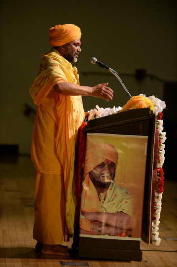 Gurudev-10-4-15-7900-DDeRosaPhoto