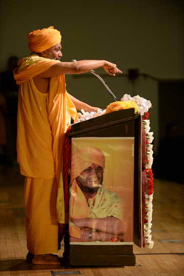 Gurudev-10-4-15-7914-DDeRosaPhoto