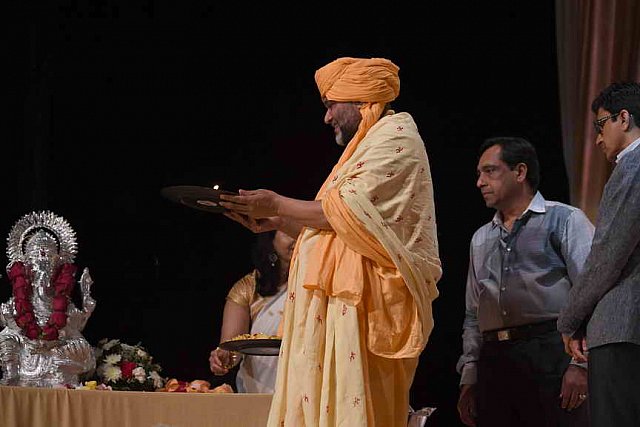 Gurudev-6-24-17-8816-DDeRosaPhoto