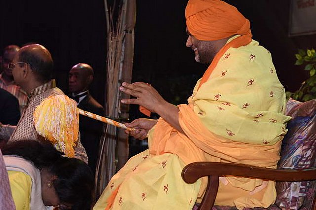 Gurudev1-7-12-14-8640-DDeRosaPhoto