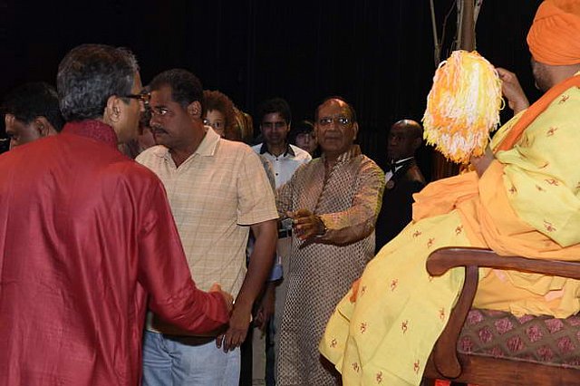 Gurudev1-7-12-14-8690-DDeRosaPhoto