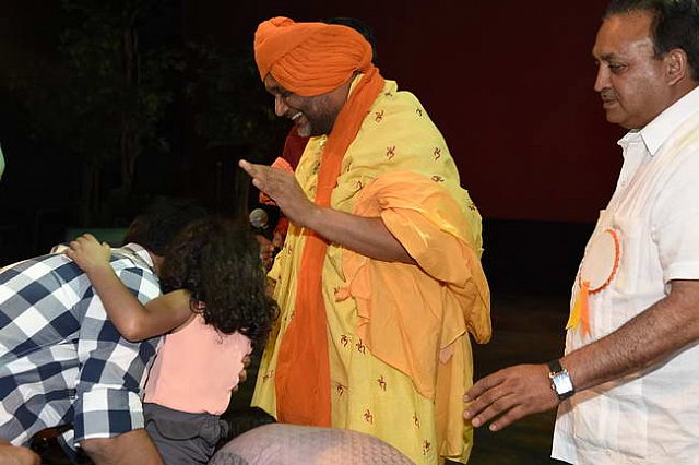 Gurudev1-7-12-14-8727-DDeRosaPhoto