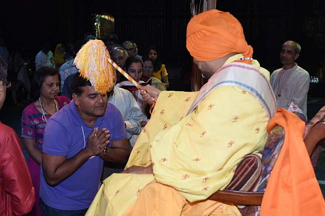 Gurudev1-7-12-14-9013-DDeRosaPhoto