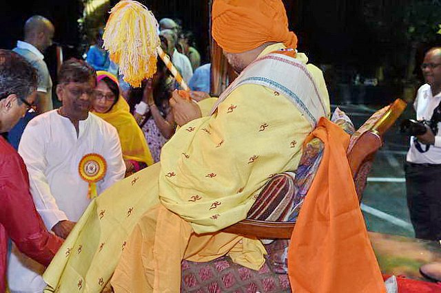 Gurudev1-7-12-14-9040-DDeRosaPhoto