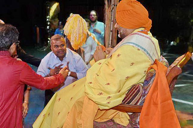 Gurudev1-7-12-14-9043-DDeRosaPhoto