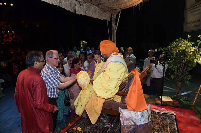 Gurudev1-7-12-14-9084-DDeRosaPhoto