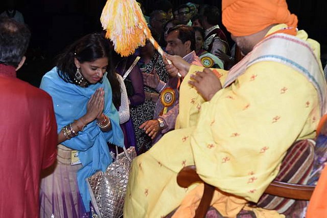 Gurudev1-7-12-14-9110-DDeRosaPhoto