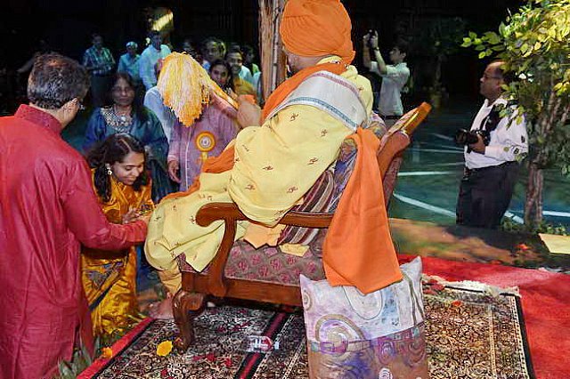 Gurudev1-7-12-14-9182-DDeRosaPhoto