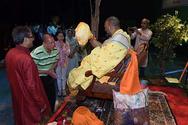 Gurudev1-7-12-14-9297-DDeRosaPhoto