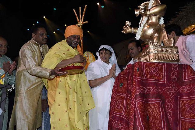 Gurudev1-7-12-14-7848-DDeRosaPhoto