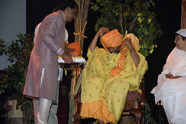 Gurudev1-7-12-14-7896-DDeRosaPhoto