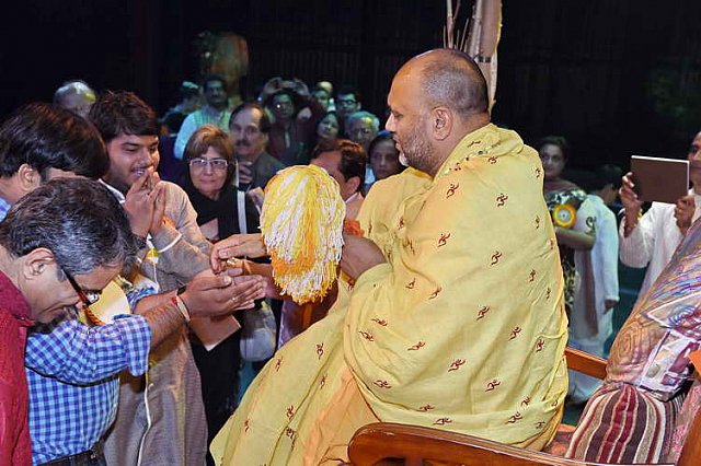 Gurudev1-7-12-14-9499-DDeRosaPhoto