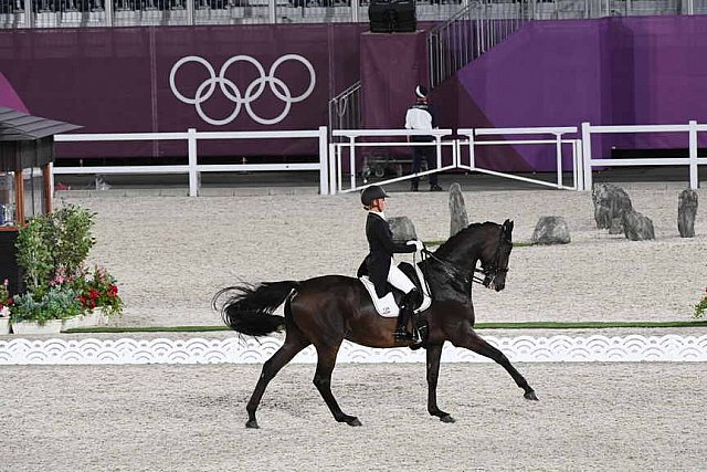 OLY-2020-DRESSAGE-GP FREESTYLE-7-28-21-6552-138-DOROTHEE SCHNEIDER-SHOWTIME FRH-DDEROSAPHOTO