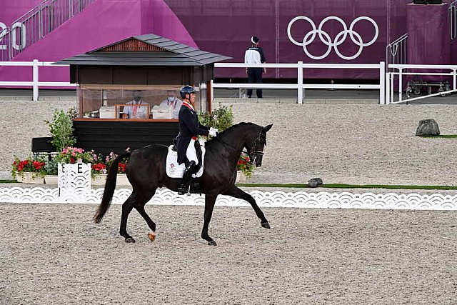 OLY-2020-DRESSAGE-GP FREESTYLE-7-28-21-8026-135-CARL HESTER-EN VOGUE-GBR-DDEROSAPHOTO