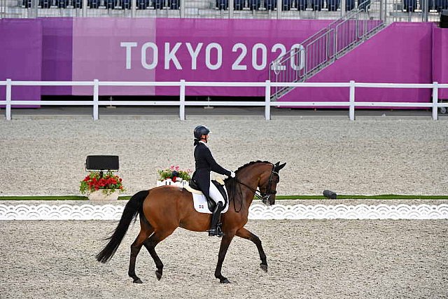 OLY-2020-DRESSAGE-GP DAY1-7-24-21-3074-122-YVONNE LOSOS DE MUNIZ-AQUAMARIJN-DOM-DDEROSAPHOTO