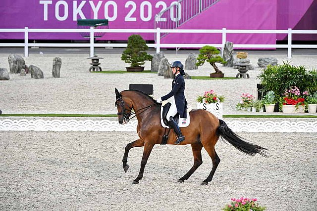 OLY-2020-DRESSAGE-GP DAY1-7-24-21-3298-122-YVONNE LOSOS DE MUNIZ-AQUAMARIJN-DOM-DDEROSAPHOTO
