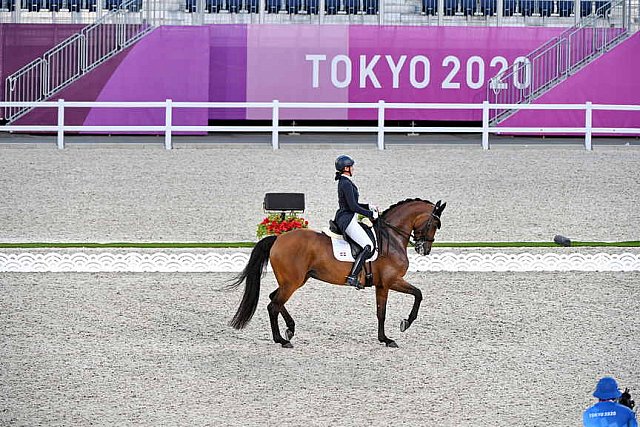 OLY-2020-DRESSAGE-GP DAY1-7-24-21-3410-122-YVONNE LOSOS DE MUNIZ-AQUAMARIJN-DOM-DDEROSAPHOTO