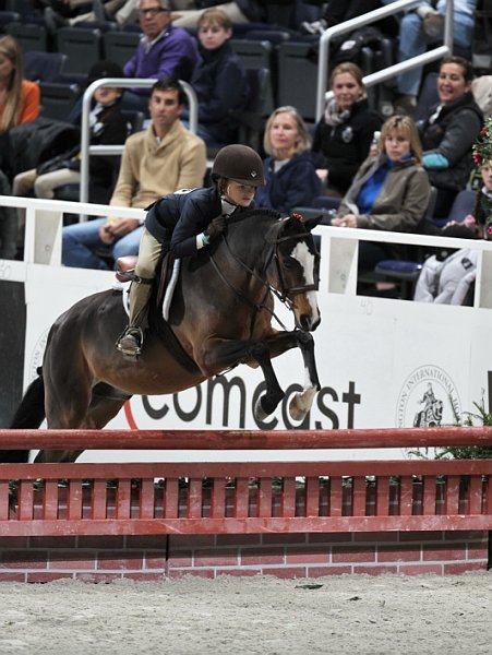 Comcast-WIHS3-10-31-10-9347-Flashback-MadelineSchaefer-DDeRosaPhoto.jpg