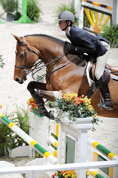 WIHS2-10-30-10-Cl182-WIHSEqJpr-8343-MichaelHughes-CocoPop-DDeRosaPhoto.jpg