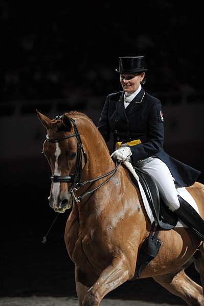 WIHS-10-23-09-DER_7411-AshleyHolzer-PopArt-Dressage-DDeRosaPhoto.jpg