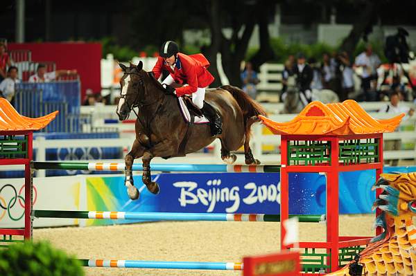 HKSJ-8-17-08-0857-McLainWard-Sapphire-DeRosaPhoto.jpg
