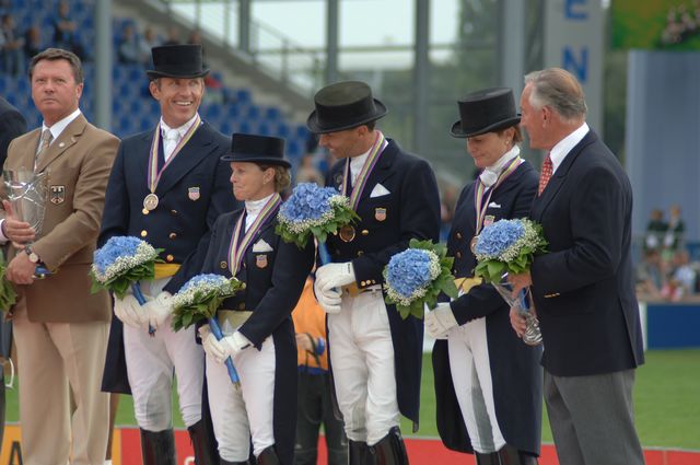 200-WEG-TeamDressageAwards-8-23-06-_DeRosaPhoto.jpg