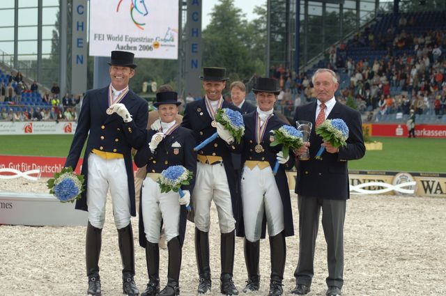 234-WEG-TeamDressageAwards-8-23-06-_DeRosaPhoto.jpg