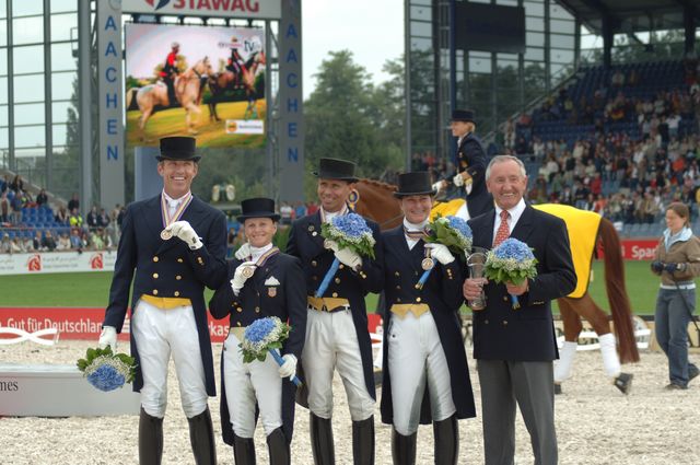 263-WEG-TeamDressageAwards-8-23-06-_DeRosaPhoto.jpg