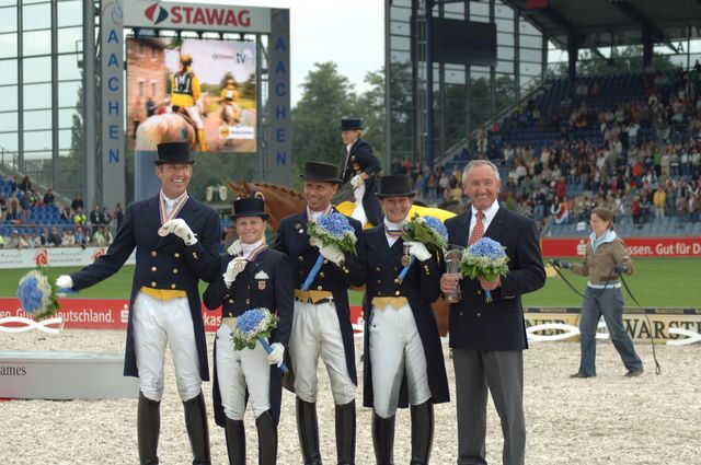 264-WEG-TeamDressageAwards-8-23-06-_DeRosaPhoto.jpg